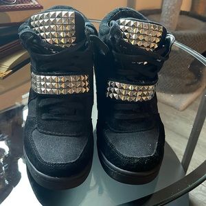 Steve Madden wedge shoes with silver accent